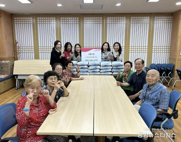 시흥시치매안심센터, '아름다운 사람들 시흥나빛'과 후원품 전달식 진행