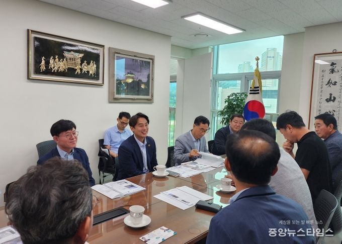 황대호 위원장, 시군 문화원 활성화 위해 수원문화원 빛누리아트홀 방문