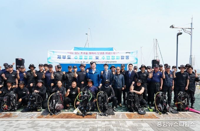 제부도 수중 및 수변 정화 활동 참석한 단체 기념촬영 모습.(사진=화성시의회)