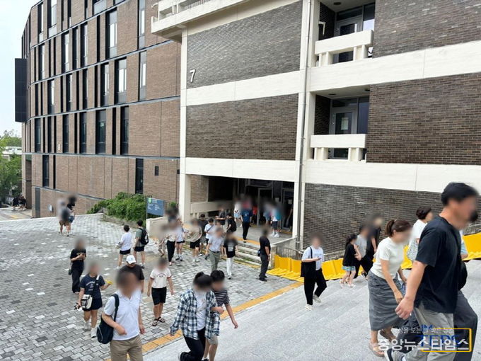 IM-TEPS 시험장(서울대 인문대학)을 향해 이동하는 인파