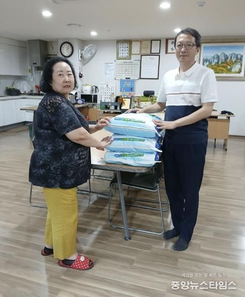 시흥시 매화동, 관내 경로당 14곳에 추석 위문품 전해