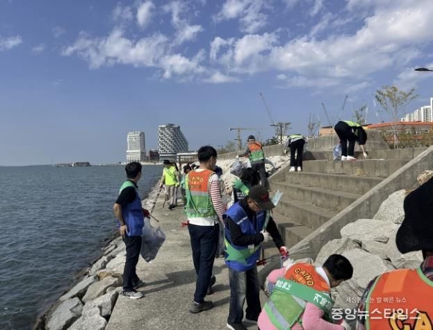 시흥시 거북섬동, 시화호의 날 맞아 관계단체와 수변 산책로 대청소 전개