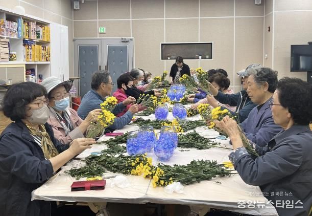 원예수업을 받고 있는‘향긋한 기억, 푸릇한 교실’참여자들