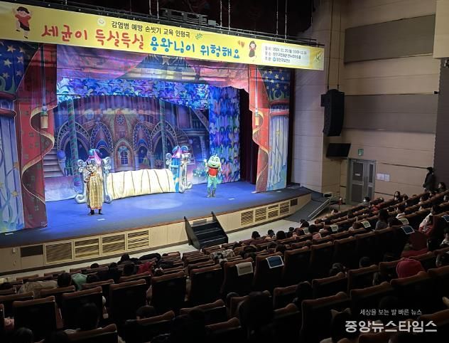 감염병 예방 인형극을 상연하고 있다