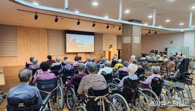 파주시 한울도서관,‘찾아가는 낭독’공연으로 요양원 어르신에게 책 낭독
