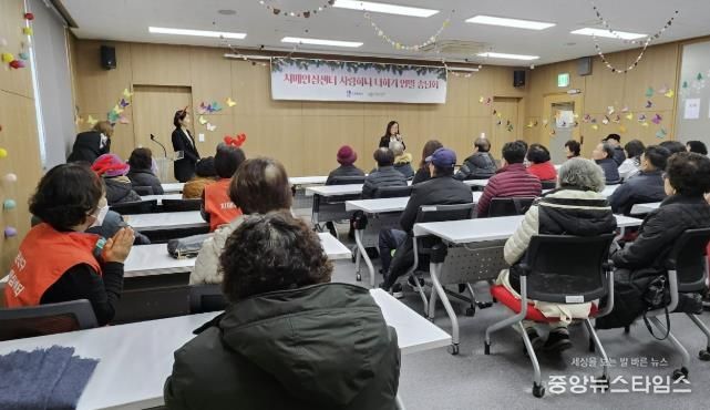 권선구보건소에서 치매 환자·가족들과 송년 행사를 진행하고 있다.