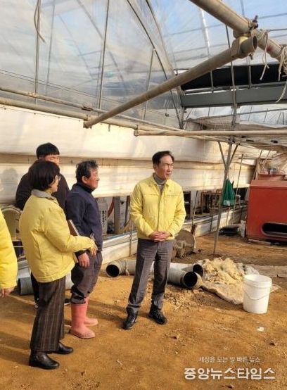 정장선 평택시장, 폭설 피해 농가 방문해 위로