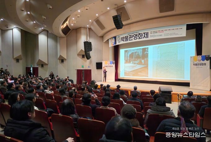 제1회 박물관영화제 개막식에서 토크콘서트를 진행하고 있다.