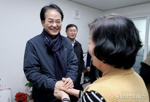 집수리 지원 가구에 방문한 이동환 고양특례시장