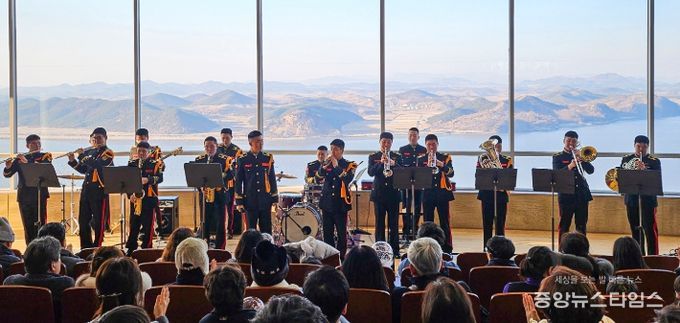 김포시가 지난 22일 애기봉평화생태공원에서 ‘어메이징 코리아! 어메이징 애기봉!’이라는 주제로 해병대 군악대 공연을 선보여 관람객들의 큰 호응을 이끌었다.