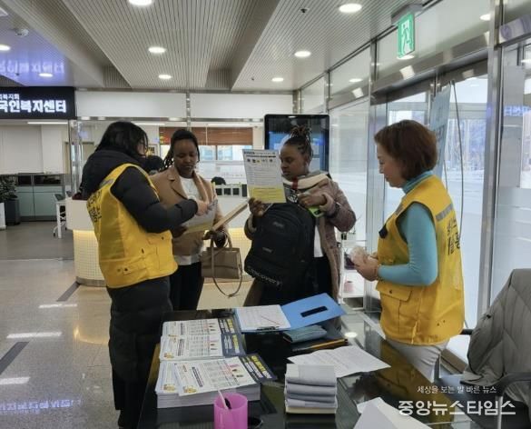 시흥시, 외국인 대상 올바른 쓰레기 배출 홍보부스 운영