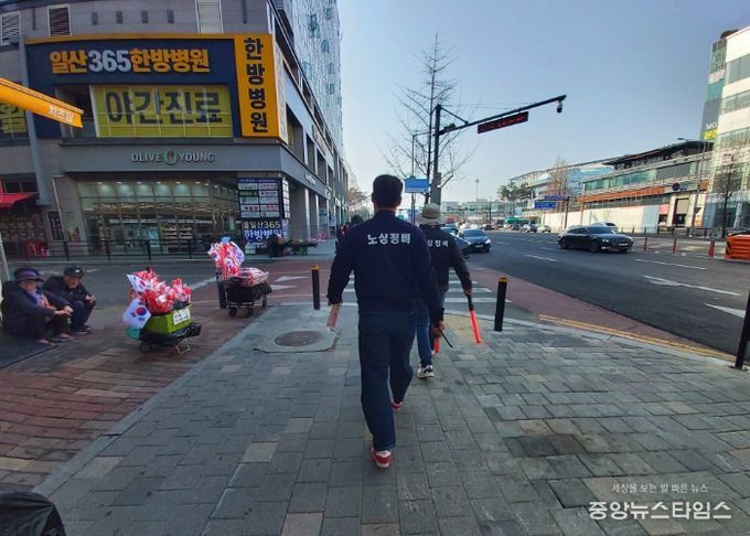 국가대표 축구경기(오만전) 개최 일에 불법 노점상 단속하는 장면