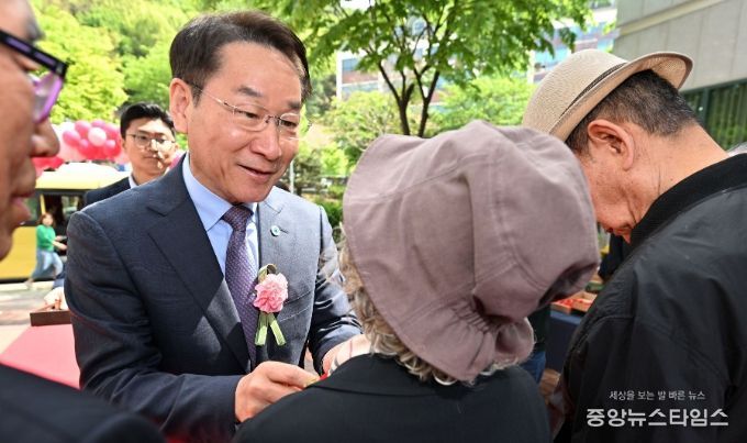 유정복 인천광역시장이 8일 인천노인종합문화회관에서 열린 '제53회 어버이날 기념 2025년 어버이날 기념식'에서 어르신들에게 카네이션을 달아드리고 있다.