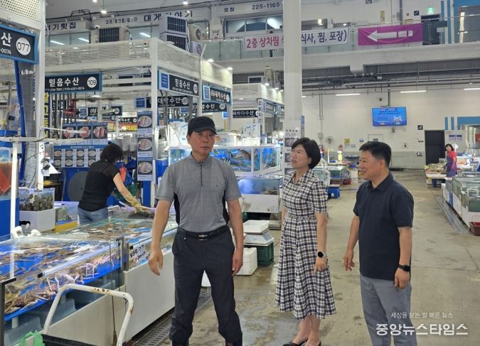 이애형 위원장, 수원 농수산물도매시장 이용 환경 개선을 위한 현장점검