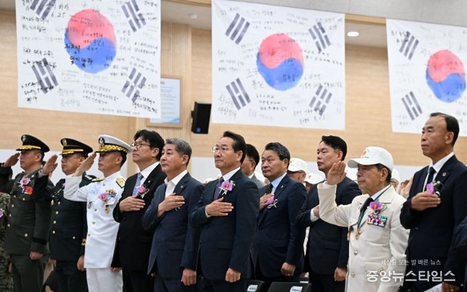 유정복 인천시장이 25일 시청 대회의실에서 열린 '6.25전쟁 제75주년 기념식'에서 참석자들과 국민의례를 하고 있다.(인천시 제공)