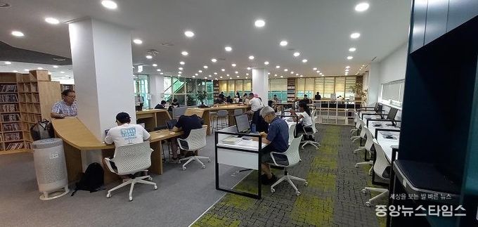 무더위엔 도서관이 최고…파주시 교하도서관 이용자 급증