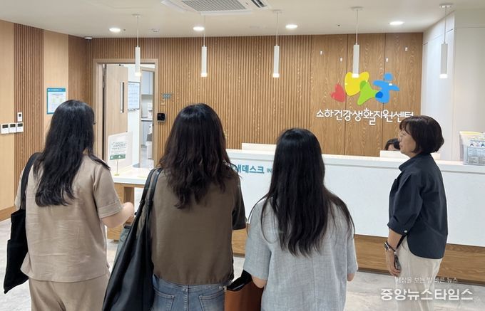 지난 8일 수원시 장안구보건소 관계자들이 소하건강생활지원센터를 방문해 광명시의 운영 경험과 성공사례를 공유받고 있다.(광명시 제공)