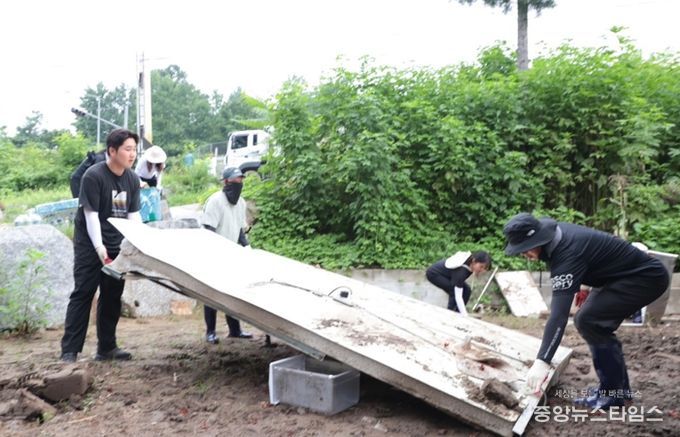 시흥시 공직자 40여 명, 가평군 수해복구 현장 찾아 구슬땀