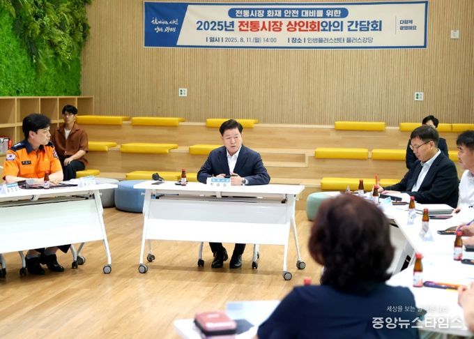 박승원 광명시장이 11일 인생플러스센터에서 열린 '전통시장 화재 예방' 간담회에 참석해 발언하고 있다.(광명시 제공)