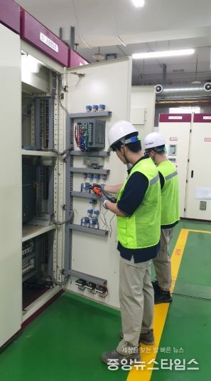 전기 설비 담당자가 화재 예방을 위해 변전설비를 점검하고 있다.