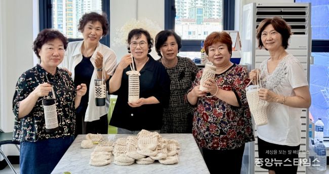 광명시 광명7동 지역사회보장협의체는 지난 18일 어르신과 위원들이 참여한 손뜨개 프로그램 ‘손끝으로 짓는 여름 쉼터’를 진행했다.