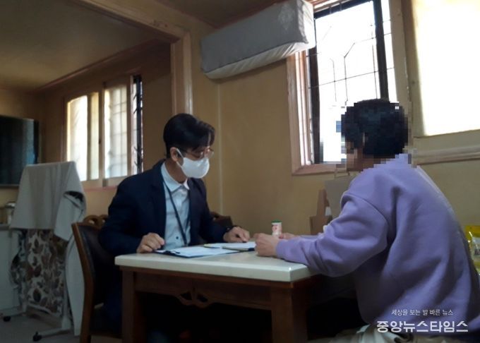 지난 7월 15일부터 광명시 주거복지센터와 동 행정복지센터가 저소득 주거취약계층 중 폭염취약가구에 방문해 폭염대응 실태조사를 진행하고 있다.(광명시 제공)