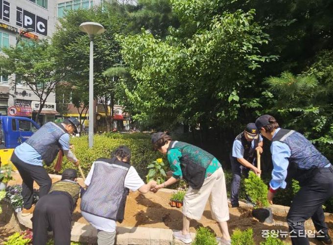 파주시 운정1동 실버경찰대의 따뜻한 손길로 피어난 마을 정원