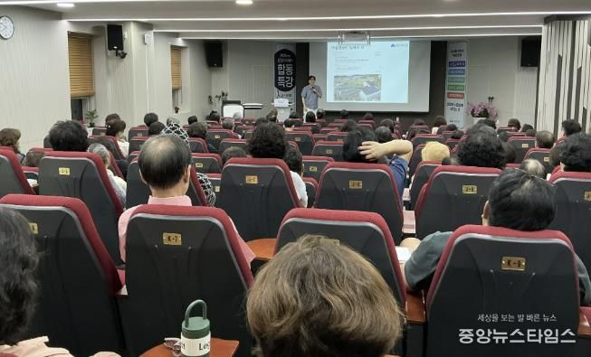 지난 21일 광명시 평생학습원 강당에서 광명자치대학 재학생 120여 명을 대상으로 전문가 특강이 진행되고 있다.