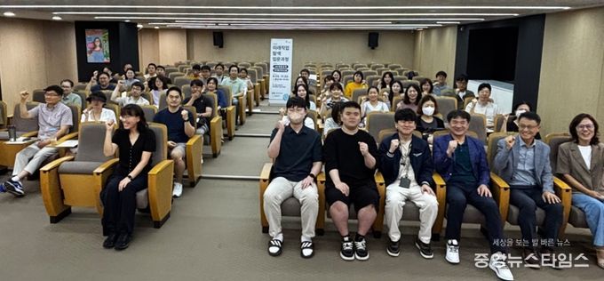 지난 23일 한국폴리텍대학 광명융합기술교육원 강당에서 '3040 미래직업 탐색 입문과정'을 개강하고 기념사진을 촬영하고 있다.