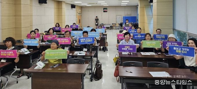 지난 22일 철산3동 행정복지센터에서 '2025년 하반기 시민정원사 양성교육' 개강식을 열고 기념사진을 촬영하고 있다.