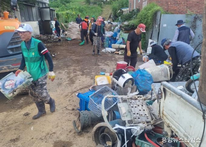 파주시 문산읍, 수년간 모아둔 주택 내 쓰레기 민관 협력으로 정비