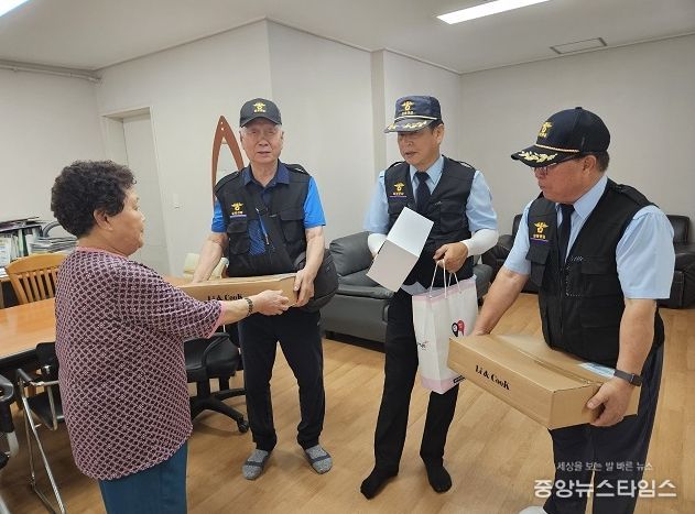 파주시 운정1동 실버경찰대 봉사단, 사랑을 담아 이웃에게 나눔 배달