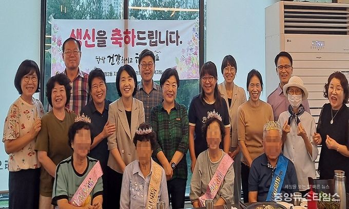 파주시 운정2동, 저소득 어르신 생신상 챙겨드려… 찾아가는 생일잔치로 전하는 따뜻한 마음