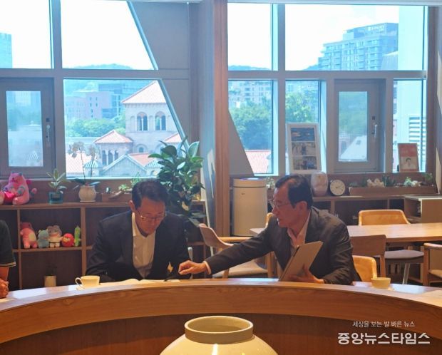 22일 이현재 하남시장(오른쪽)이 오세훈 서울시장(왼쪽)을 만나 위례신사선 하남연장 등 주요 교통현안을 건의하고 있다.