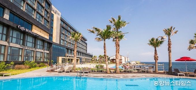 워터프론트 바로 앞에 위치한 호텔전경