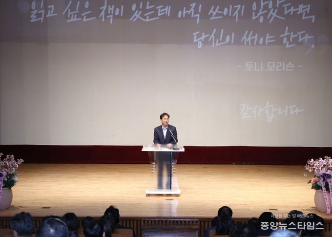 ‘2025년 9월 직원 소통·공감의 날’에 참석해 인사말 중인 이동환 고양특례시장