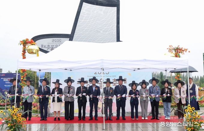 ‘2025 고양가을꽃축제’ 개막식에서 개회사 중인 이동환 고양특례시장