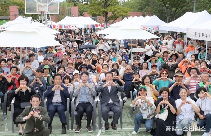 박승원 광명시장이 지난 20일 한내천 농구장 일대에서 진행한 '제12회 소하1동 한내축제'에 참석해 기념사진을 촬영하고 있다.
