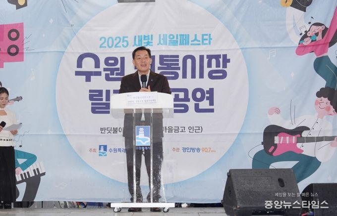 이재준 시장이 반딧불이 연무시장서 전통시장 릴레이마케팅 행사에서 인사말을 하고 있다.