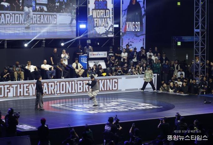 '2025 배틀오브더이어 월드파이널'에서 브레이킹 아티스트들이 치열한 경연을 펼치고 있다.(화성시 제공)