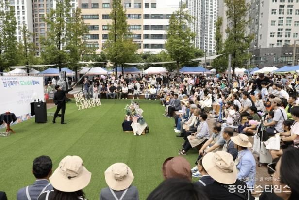 20일 열린 화성특례시 제3회 도농어울림축제에서 시민들이 쇼를 관람하고 있다.(화성시 제공)