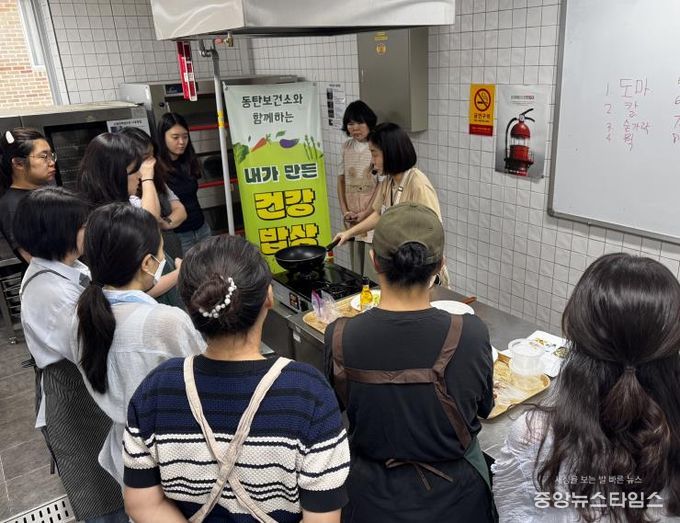 19일 진행된 내가 만든 건강밥상 수강생들이 저염 쌈장 만들기 실습에 참여하고 있다.(화성시 제공)
