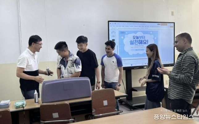 화성특례시가 21일 외국인 대상 감염병 예방교육을 하고 있다.(화성시 제공)