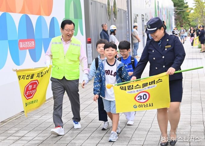 22일 이현재 하남시장(왼쪽)과 박주현 녹색어머니연합회장(오른쪽)이 청아초등학교 통학로에서 워킹스쿨버스 자원봉사에 참여하고 있다.