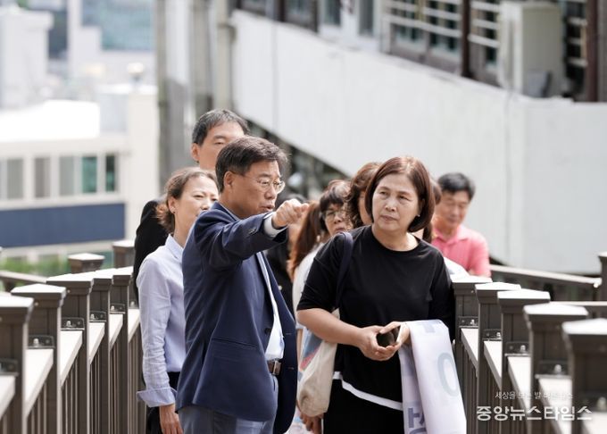 성남시장이 22일 성남혜은학교에서 단대근린공원과 학교를 연결하는 안전보행로(목재데크) 완공 현장을 방문해 180m 목재데크를 직접 걸어보며 시설을 점검하고 있다