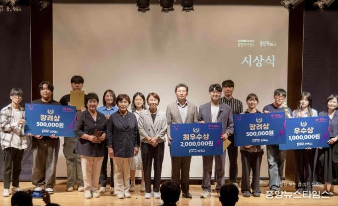 22일 용인문화재단 이벤트홀에서 이상일 시장과 영화제 참석자들이 기념 사진을 촬영하고 있다.(용인시 제공)