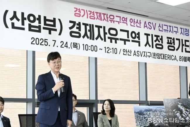 이민근 안산시장이 안산사이언스밸리지구 신규지구 현장실태조사에서 발언을 진행하고 있다.