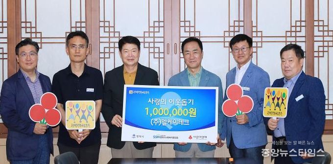 왼쪽부터 평택행복나눔본부 나눔국장 황성식, 건축사업지원 팀장 윤성욱, ㈜엘케이테크 이사 김재운, 평택시장, 복지국장 김대환, 주택과장 한극만