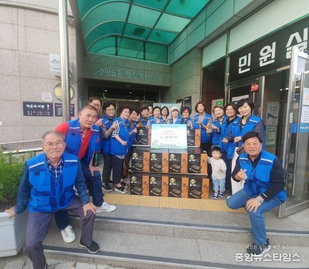 광명시 광명6동 지역사회보장협의체는 지난 22일 추석을 맞아 독거 어르신, 한부모·장애인 가정 등 관내 취약계층 95가구와 경로당 6개소에 200만 원 상당의 김 세트를 전달했다.