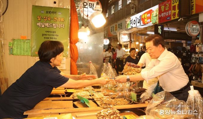 박승원 광명시장이 지난 2024년 9월 추석 명절을 앞두고 새마을 전통시장을 찾아 광명사랑화폐로 상품을 구매하고 있다.